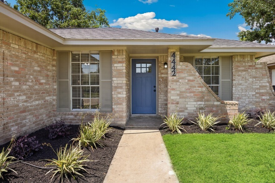 Building Photo - 7098 Shadow Lake Dr