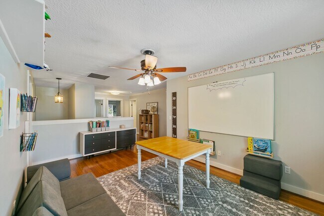 Building Photo - 5 Bedroom Home in Red Feather Estates - Me...