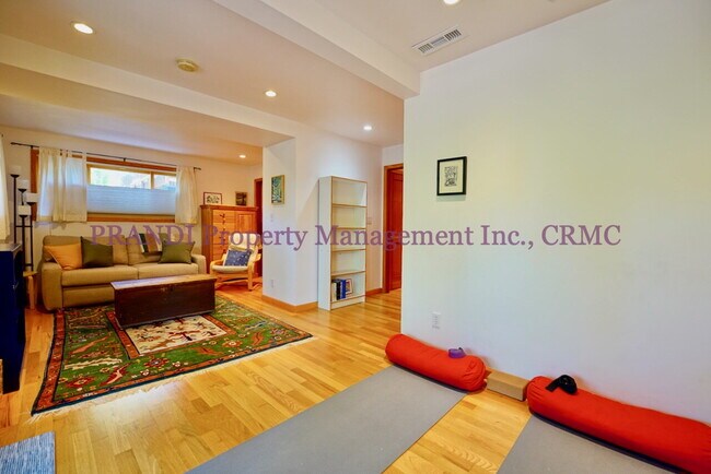 Building Photo - Quality San Anselmo Home Near Parks and Sc...