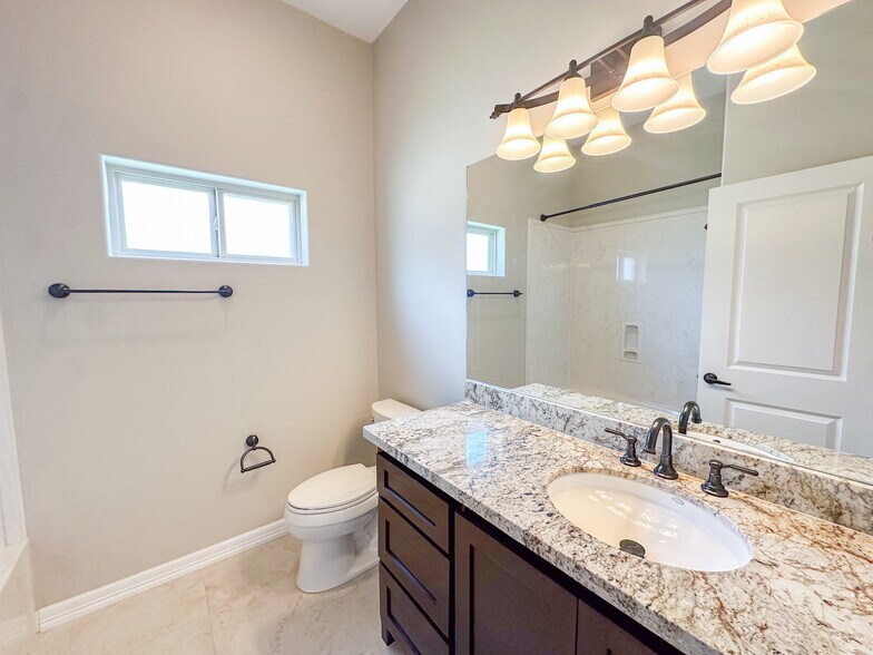 Building Photo - 814 Knotty Pine Ln