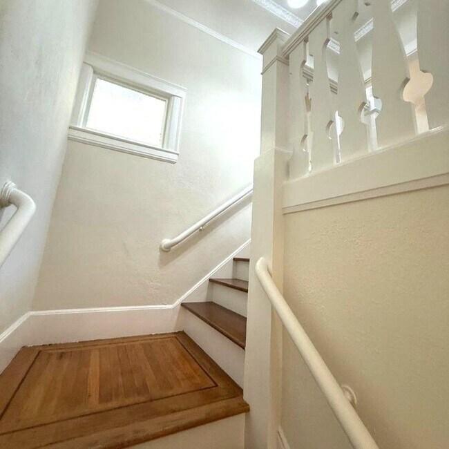 Building Photo - Sunlit 3-Bed, 2-Bath Home Steps from Balbo...