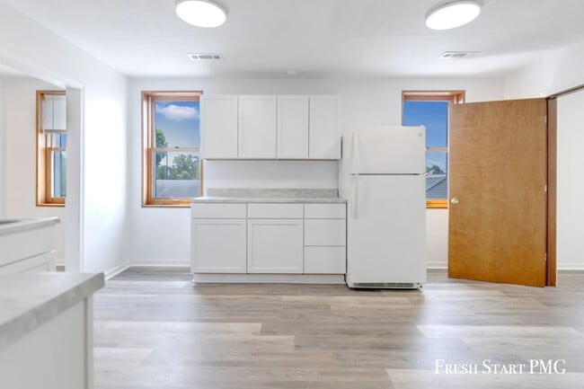 Building Photo - Convenient & Comfortable Living in Downtow...
