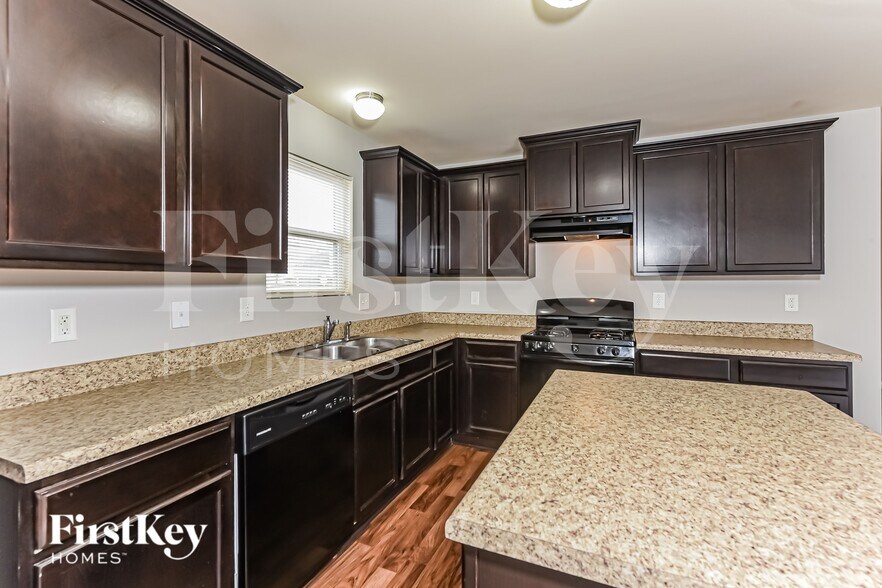 Building Photo - 45 Riviera Dr SE