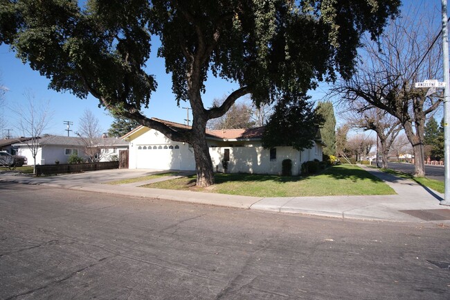 Building Photo - Charming 3-Bedroom Home with Pool in Modesto