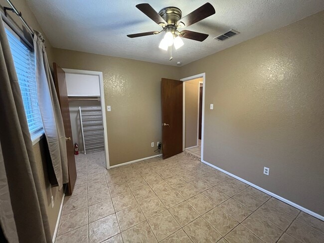 Building Photo - 2118 Meadowgrove Dr