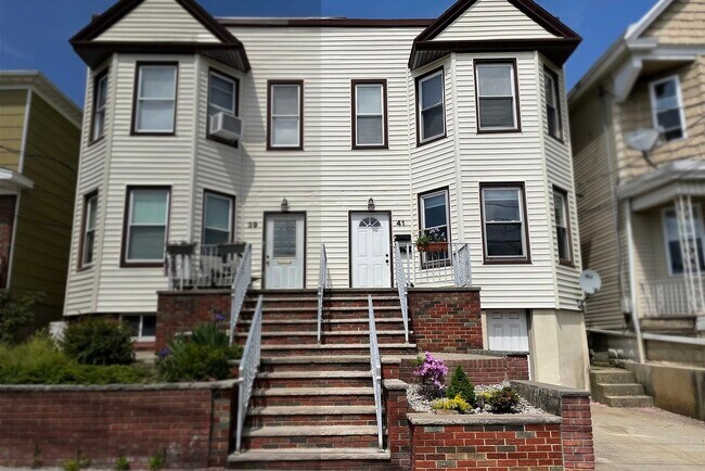 Building Photo - 41 E 48th St