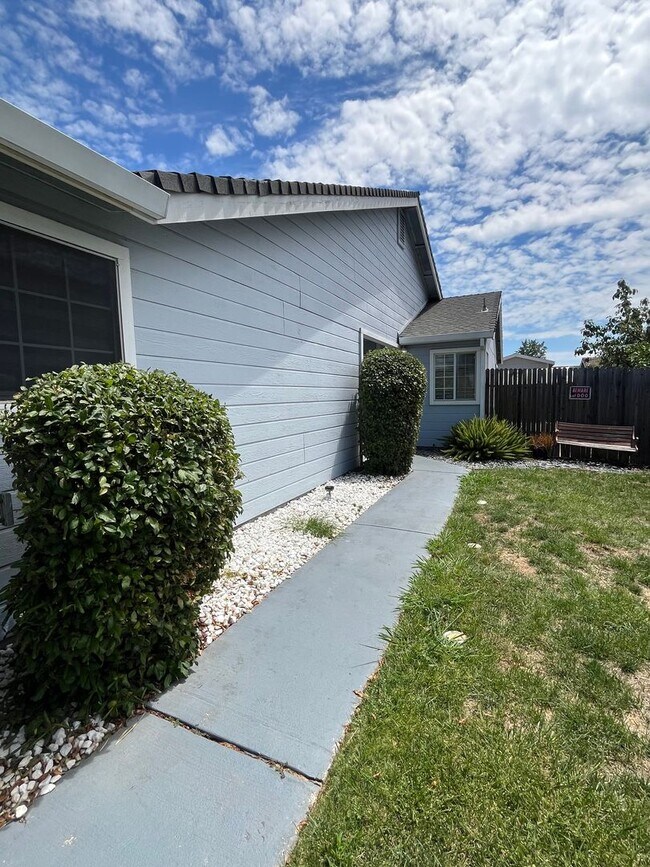 Building Photo - $2450 - 3 Bed/2 Bath Home in a Beautiful Neighborhood