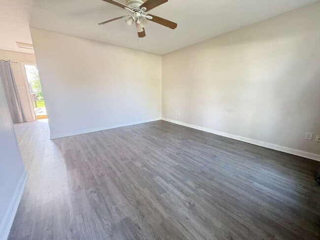 Building Photo - Edenroc Ln.