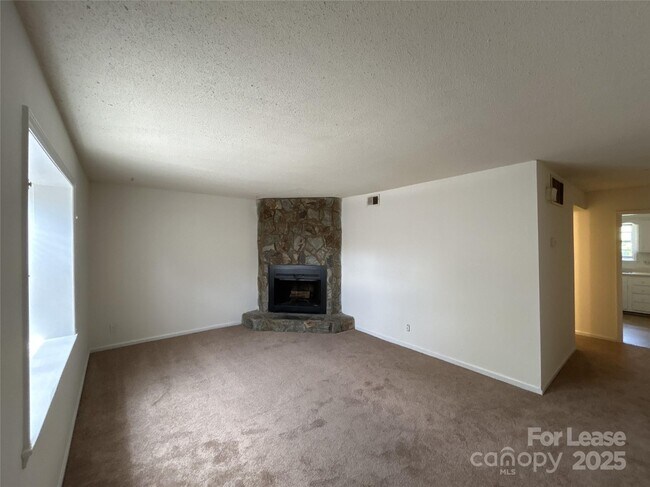 Building Photo - 5805 Hunting Ridge Ln