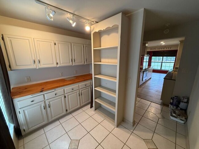 Building Photo - Pensacola - 32526- 4 bedroom, 2 bathroom - pool and lawn care included