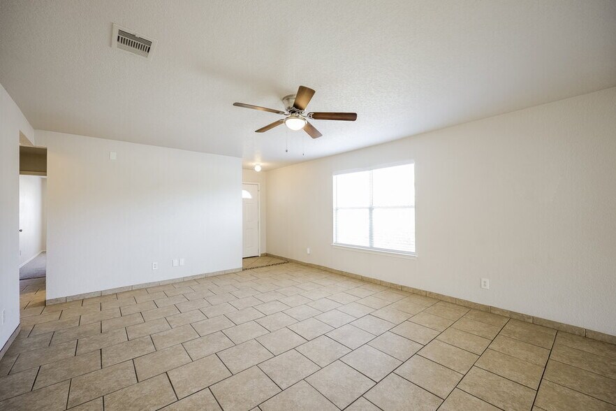 Building Photo - 2402 Sunview Lake