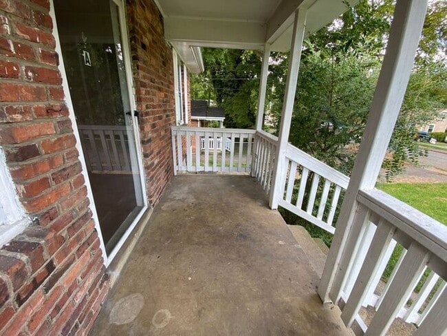 Building Photo - 2/1 Duplex in Greenwood Neighbors of East Nashville!  Pets ok! W/D Included!