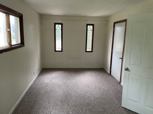 Large main bedroom with private entrance - 196 N Hagadorn Rd
