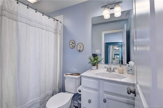 Building Photo - 3 Level Town home with 3 bedrooms and a bonus