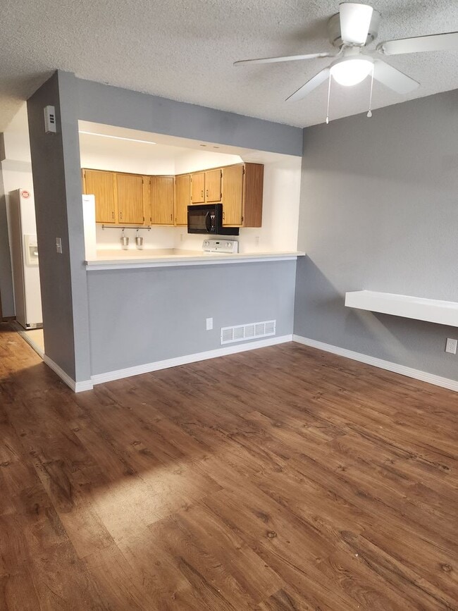 Building Photo - Wonderful townhome unit in Arvada! MOVE IN READY!!