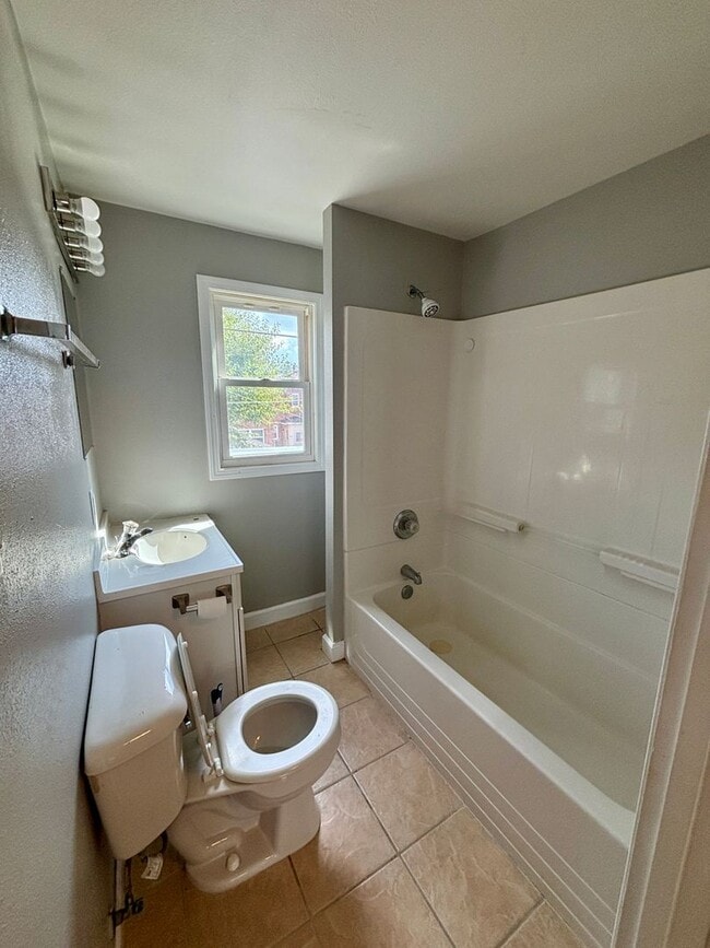 Building Photo - 2 bed, 1 bath townhome in convenient Water...