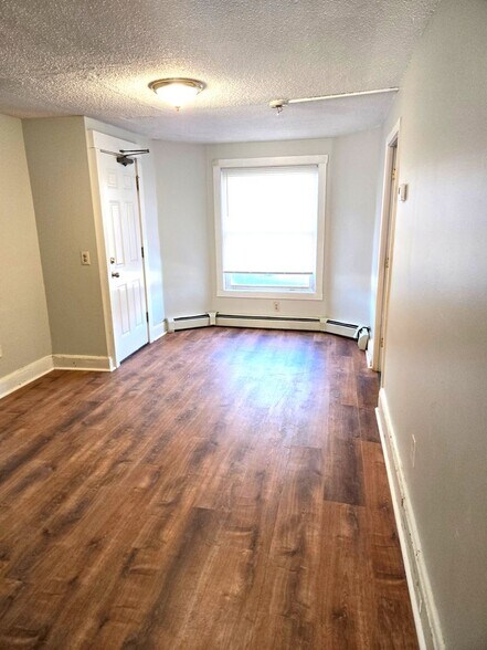 Building Photo - 31 Beecher St