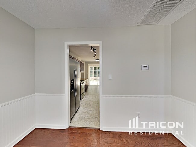 Building Photo - 701 Barbee Farm Dr