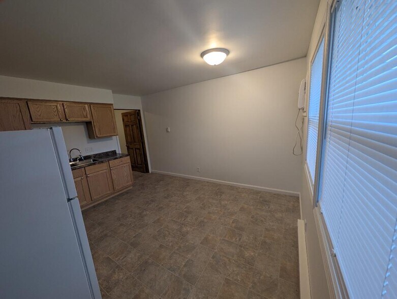 Building Photo - 9015 Midway Dr