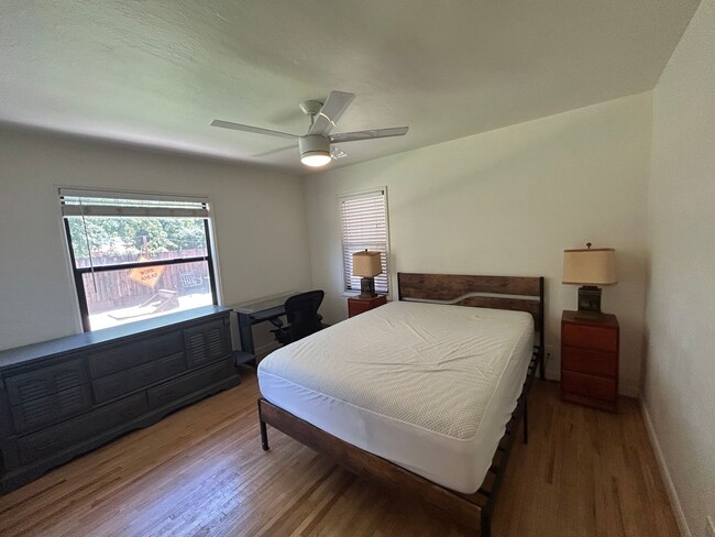 Building Photo - 2 bed, 1 bath, Bonus Room with Built-in Bar