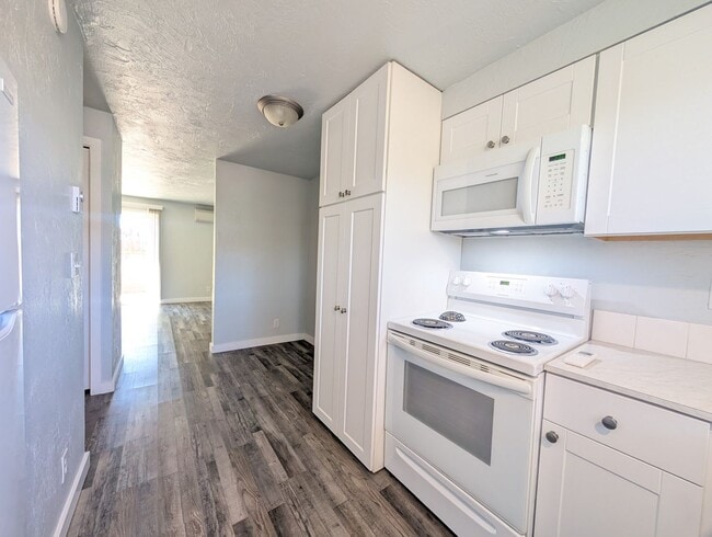 Building Photo - Newly Renovated 2-Bedroom, 1.5-Bath Apartm...