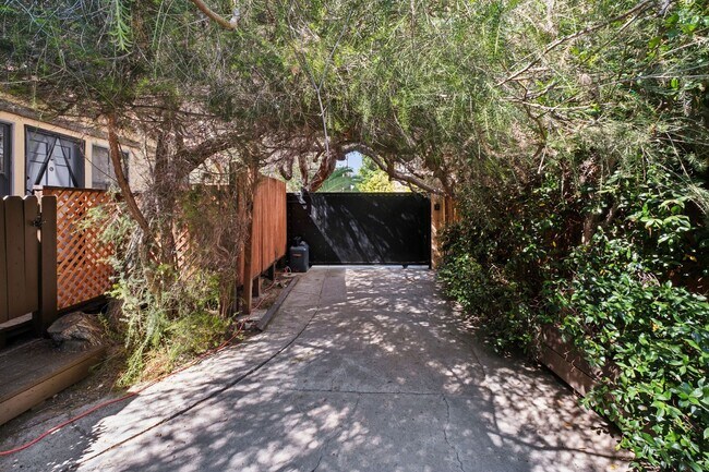 Building Photo - Private and comfortable 1 bed, 1 bath bung...