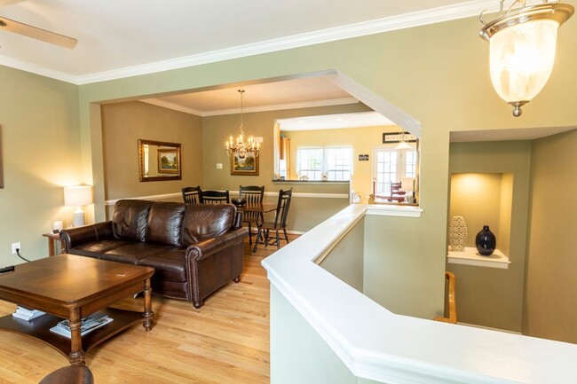 Building Photo - 703 Rainier Rd