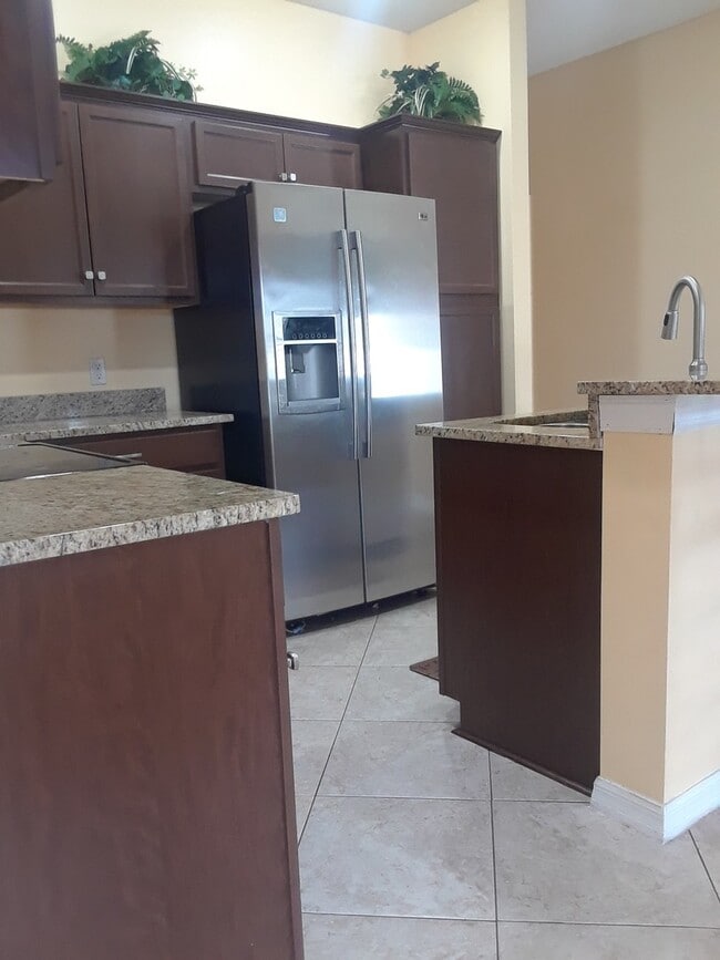 Building Photo - Spacious 4-Bedroom Home in Poinciana!