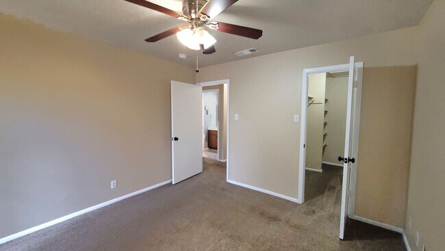 Building Photo - 8702 Village Dr