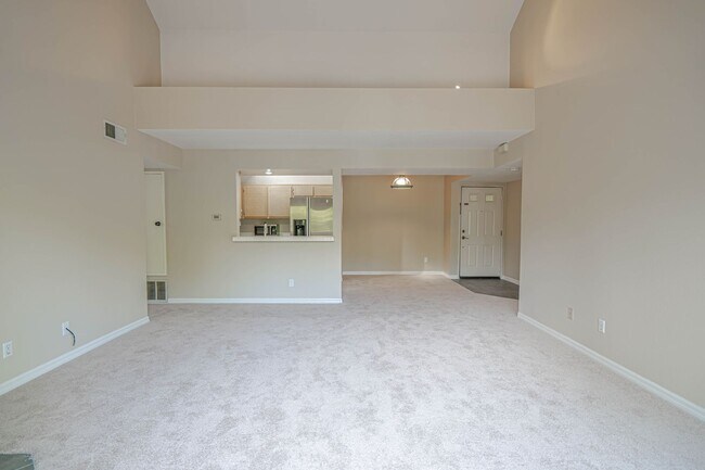 Building Photo - COMING SOON! 2 Bedroom Condo in Valencia!
