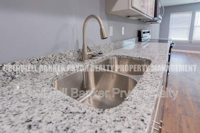 Building Photo - 360 Main St