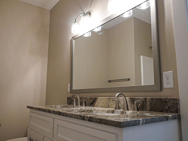 Building Photo - 1364 Summer Cir SW