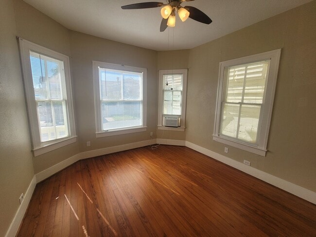 Building Photo - East End Upstairs 2 Bedroom Cottage
