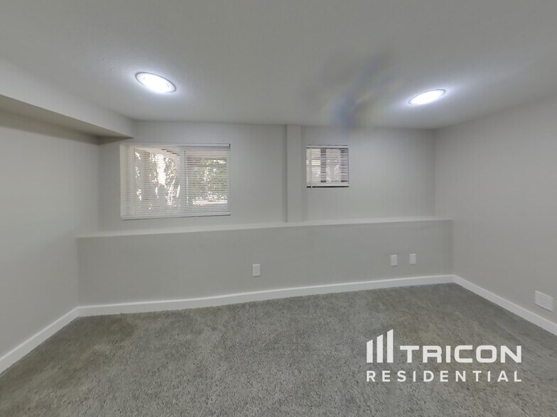 Building Photo - 5555 Madrona Ave NE