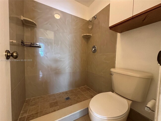 Building Photo - 1024 S Independence Dr