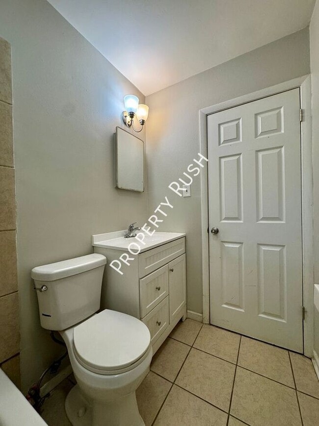 Building Photo - 1014 N Larchmont Dr