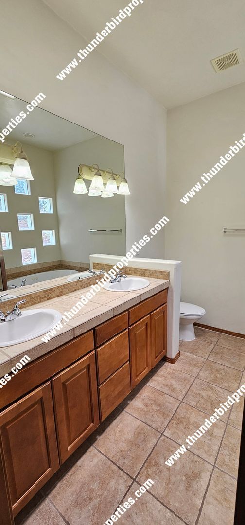 Building Photo - Beautiful and Spacious in NE Heights Gated...