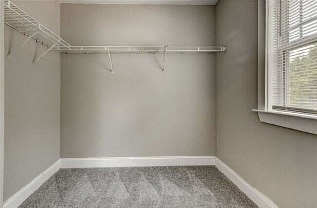 Building Photo - Welcome to this stunning 4-bedroom, 2.5-ba...