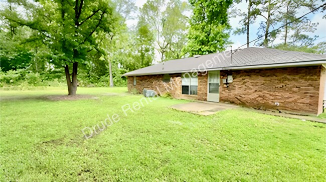 Building Photo - Quiet Country Living