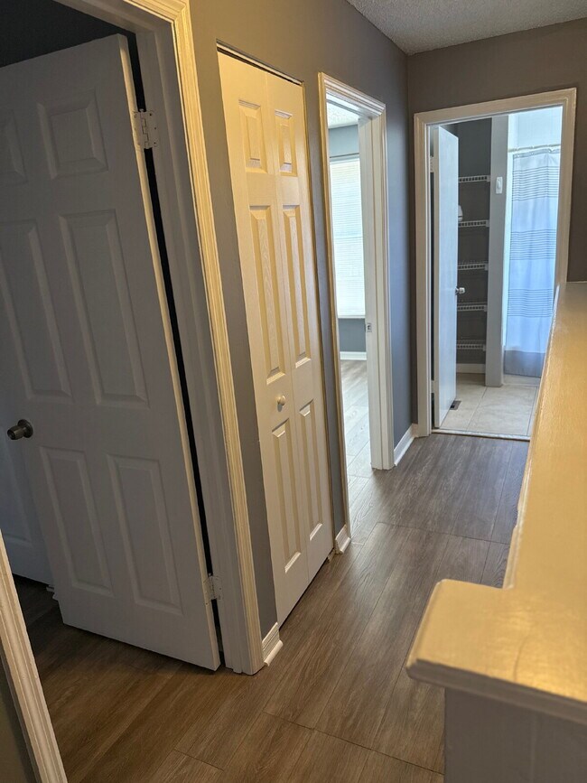 Building Photo - Newly Renovated 2 bedroom Townhouse