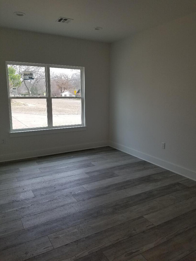 Building Photo - 2113 W Admiral Ave
