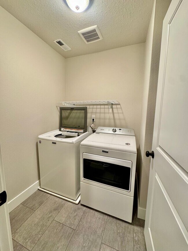 Building Photo - What Beauty! Live with serenity ~ Short distance to the heart of hazel Dell