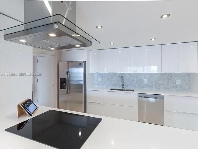 Building Photo - 1800 NE 114th St