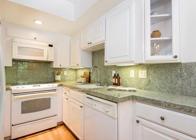 Building Photo - Beautiful 2 bed 1 bath end unit condo/town...