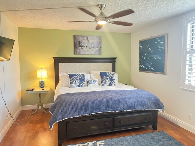 Building Photo - Furnished 2 bedroom 2 Bath condo in a Wond...