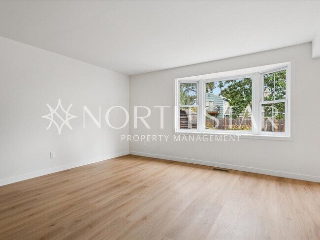 Building Photo - Charming Updated One-Level Home with Spaci...