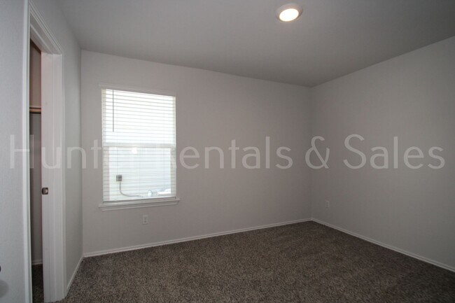 Building Photo - Spacious Open-Concept 3 Bedroom Home with Split Floor Plan