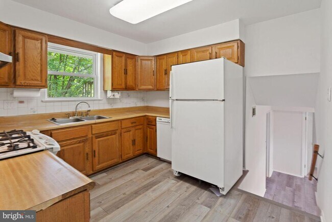 Building Photo - 7106 Jayhawk St