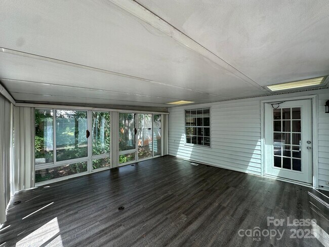 Building Photo - 1617 Sugar Hollow Dr