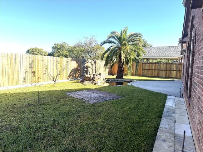 Building Photo - 2910 Sandleigh Dr